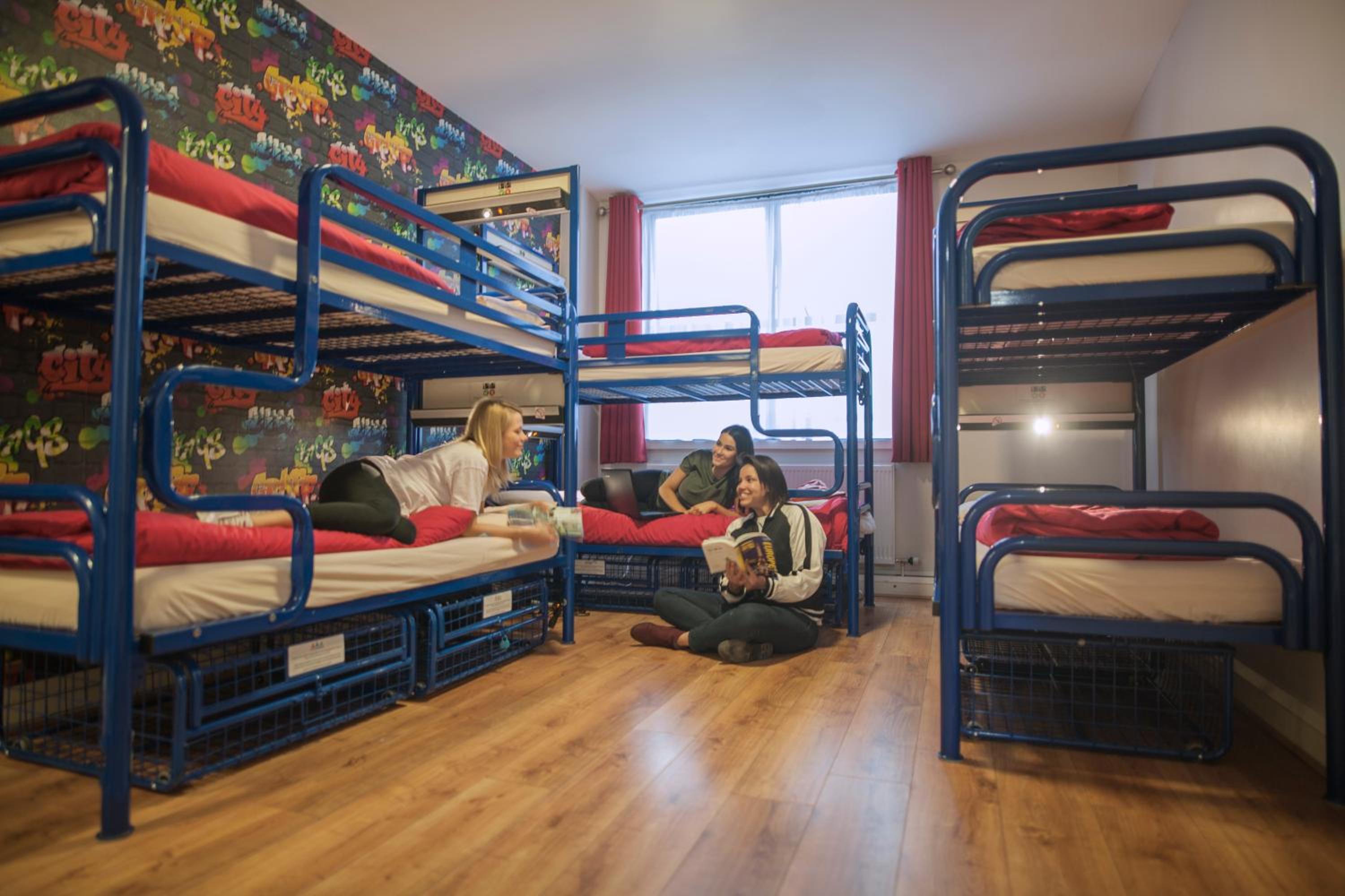 6-Bed Mixed Dormitory Room photo 2