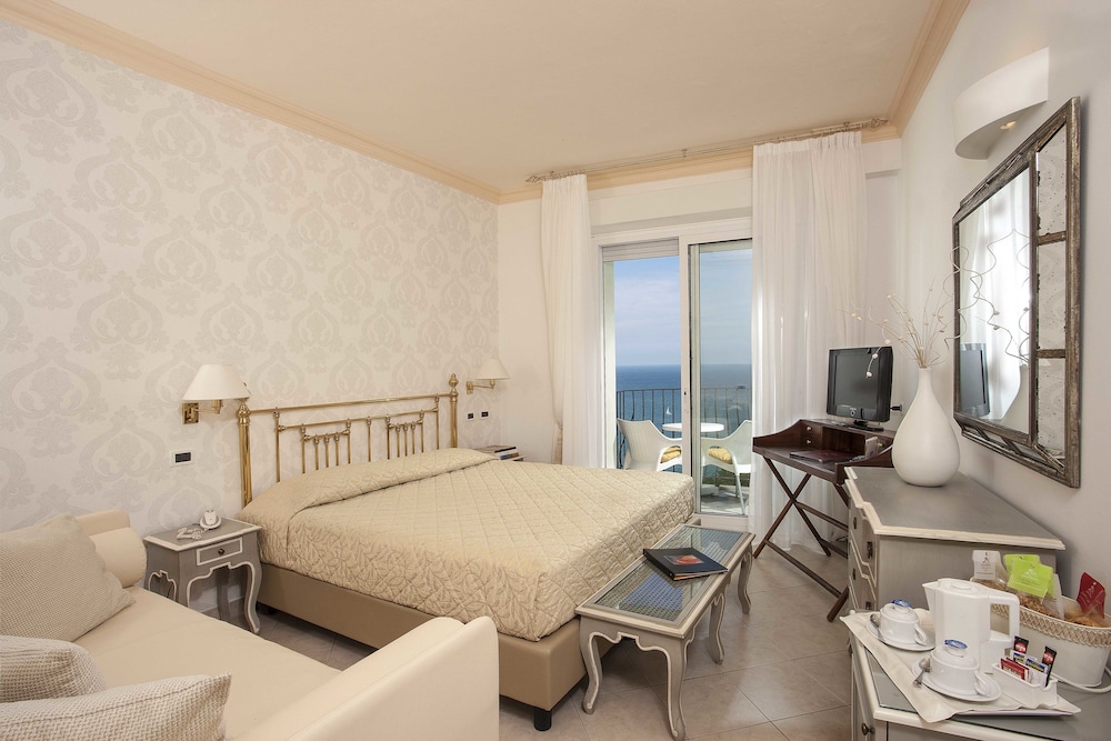 Double or Twin Room - Photo 4