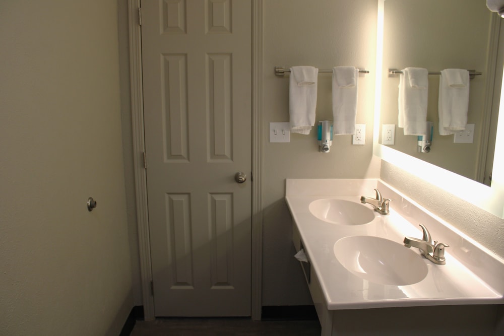 Suite, 1 King Bed (Single Whirlpool) - Photo 4
