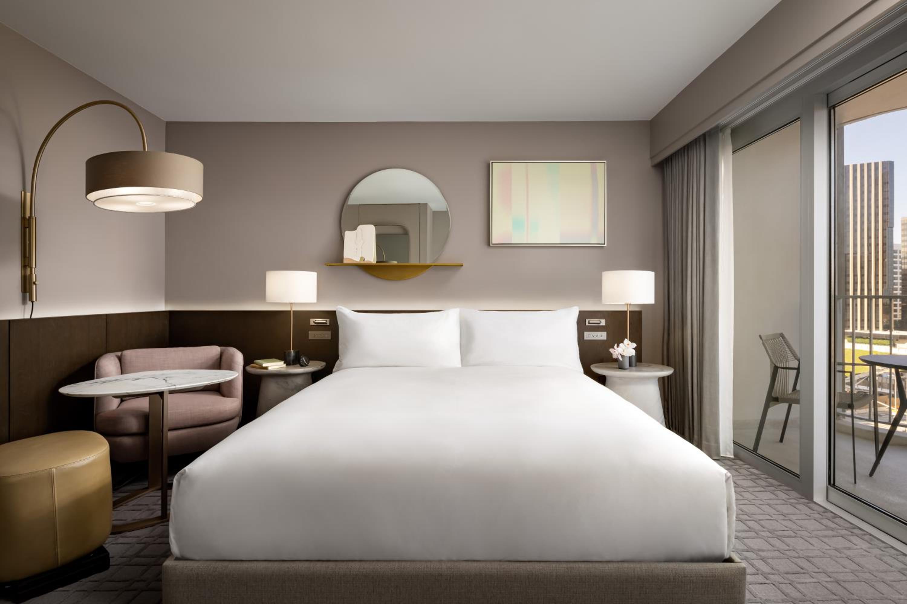 Fairmont King Room with Roll-In Shower and Tub - Mobility Hearing Access