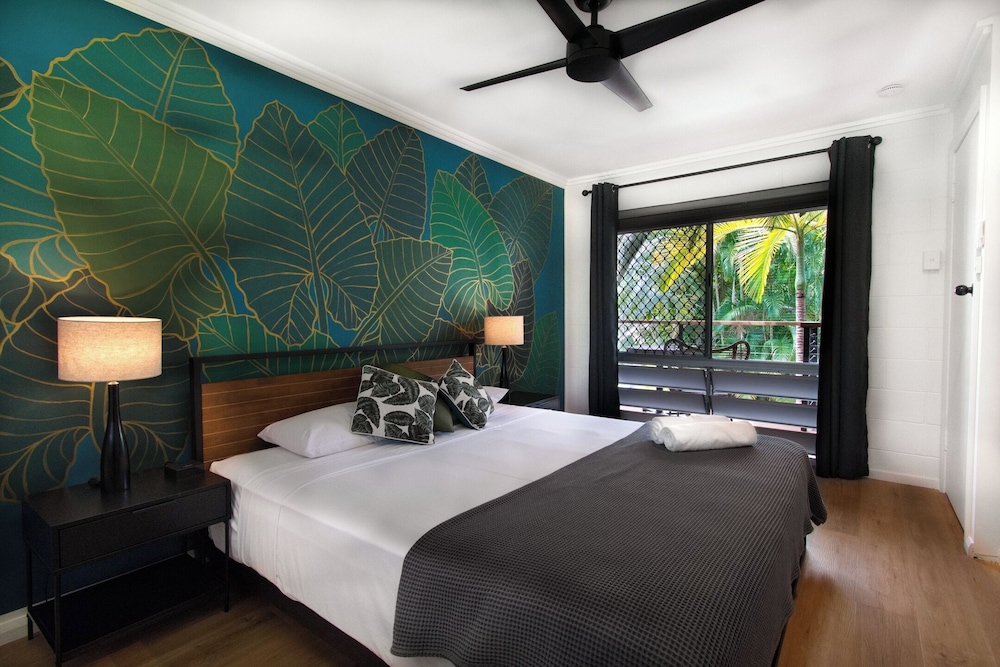 2 Bedroom, 2 Bathroom Apartment with Ensuite, Pool View photo 2