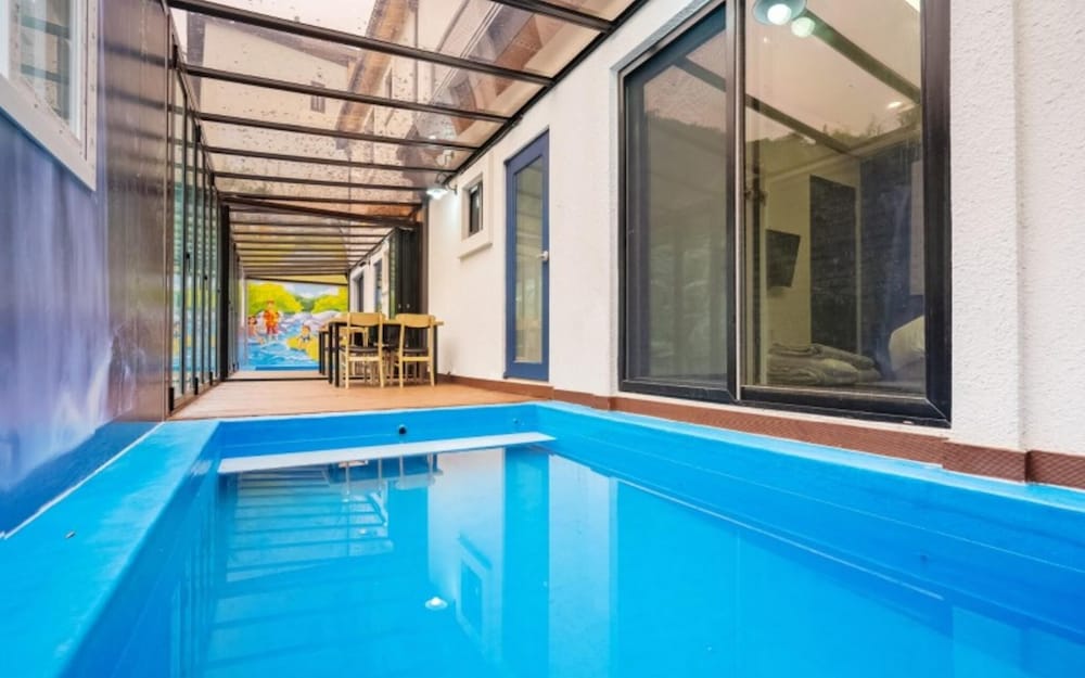 Room (Building D Room 101 Pool (Pet Not Ava) photo 3