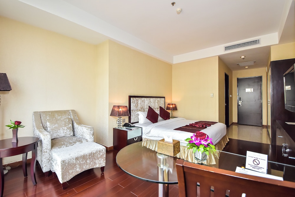 Deluxe King Room - Free Two Ways Airport Transfer photo 3