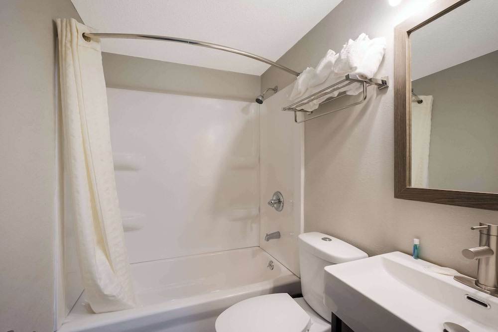 Standard Room, 1 Queen Bed, Non Smoking - Photo 4