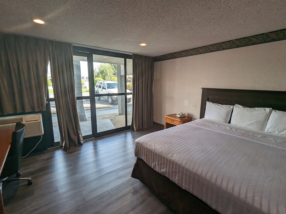 Deluxe Room, 1 King Bed, Non Smoking photo 3