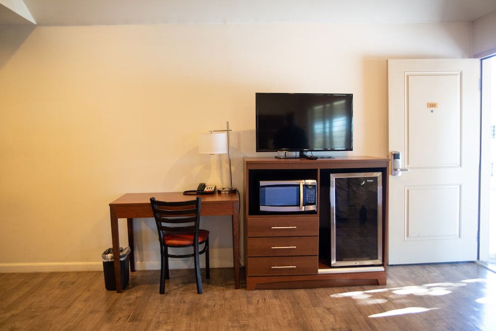 Standard Room, 1 Queen Bed