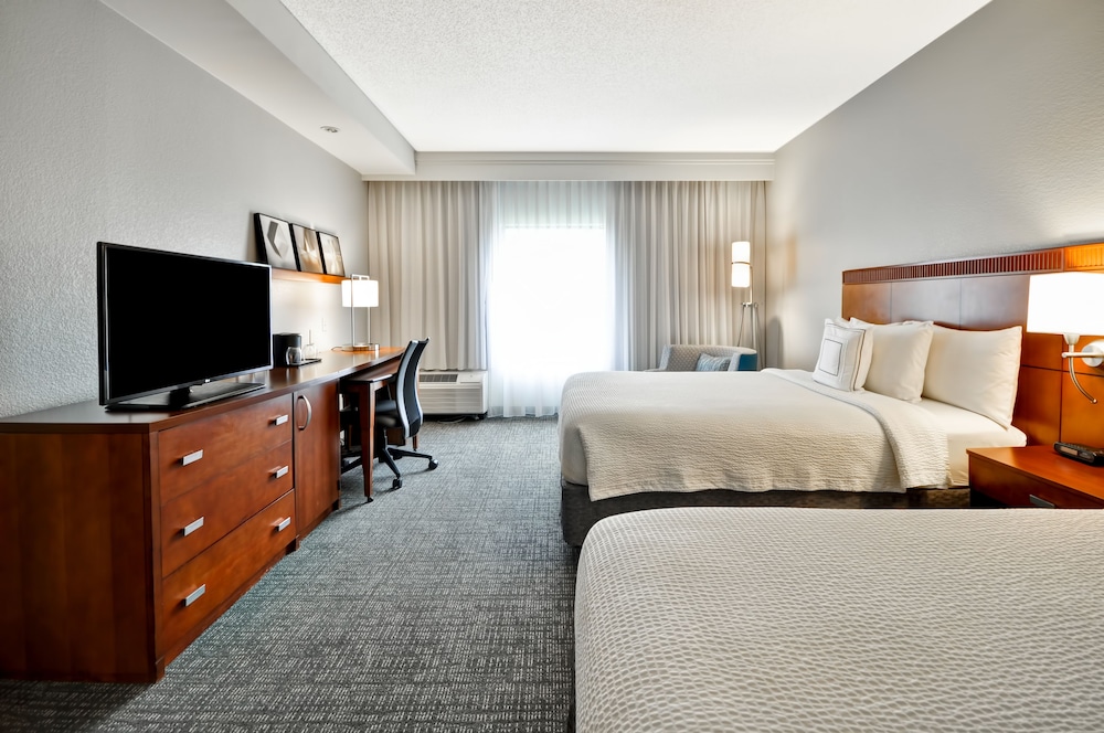 Room, 2 Queen Beds (Mobility Accessible, Roll-In Shower) - Photo 1