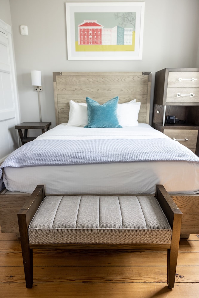 Deluxe Room, 1 Queen Bed photo 3
