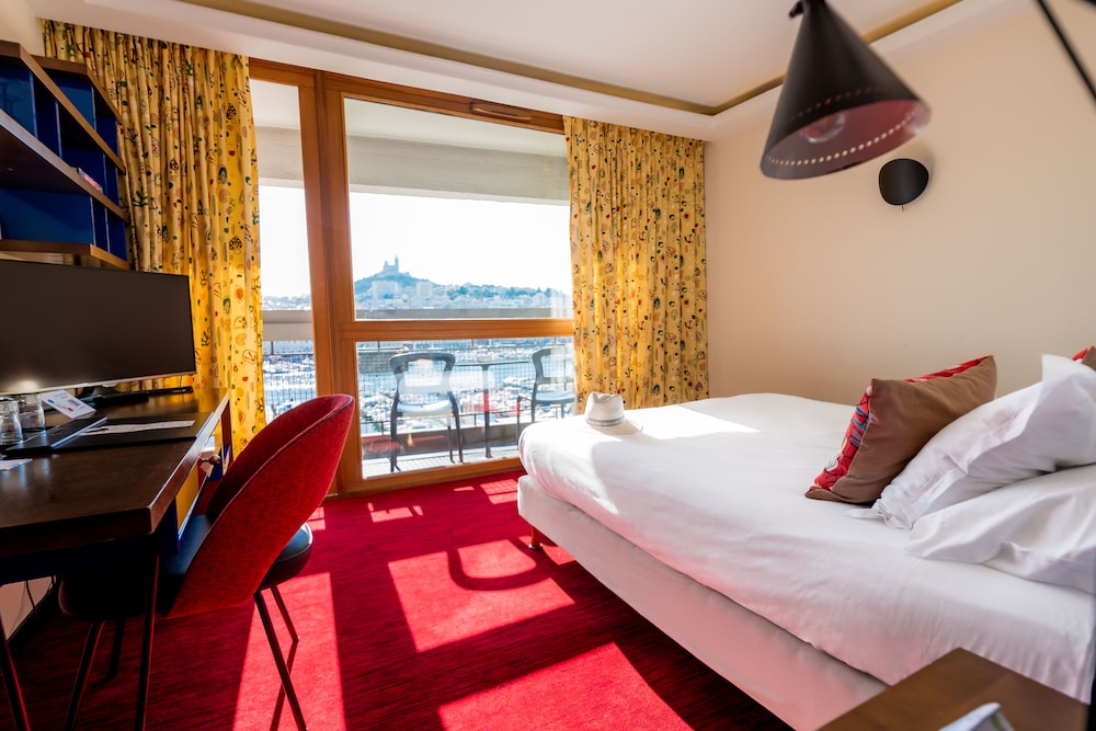 Deluxe Room Prestige Sea View with Balcony - Photo 4