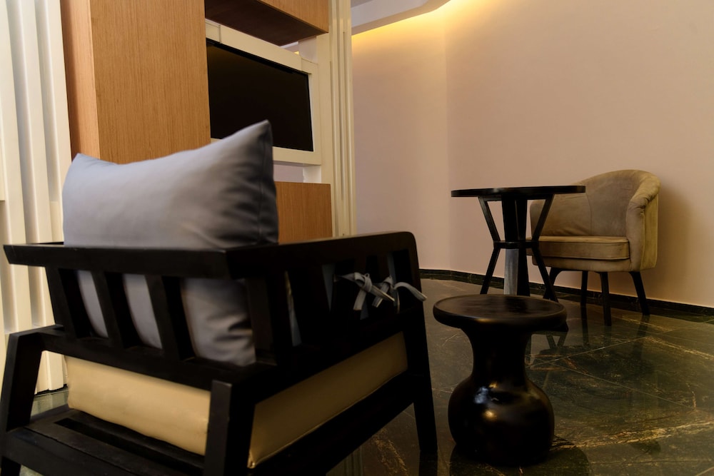 Business Suite, 1 King Bed, Non Smoking photo 2