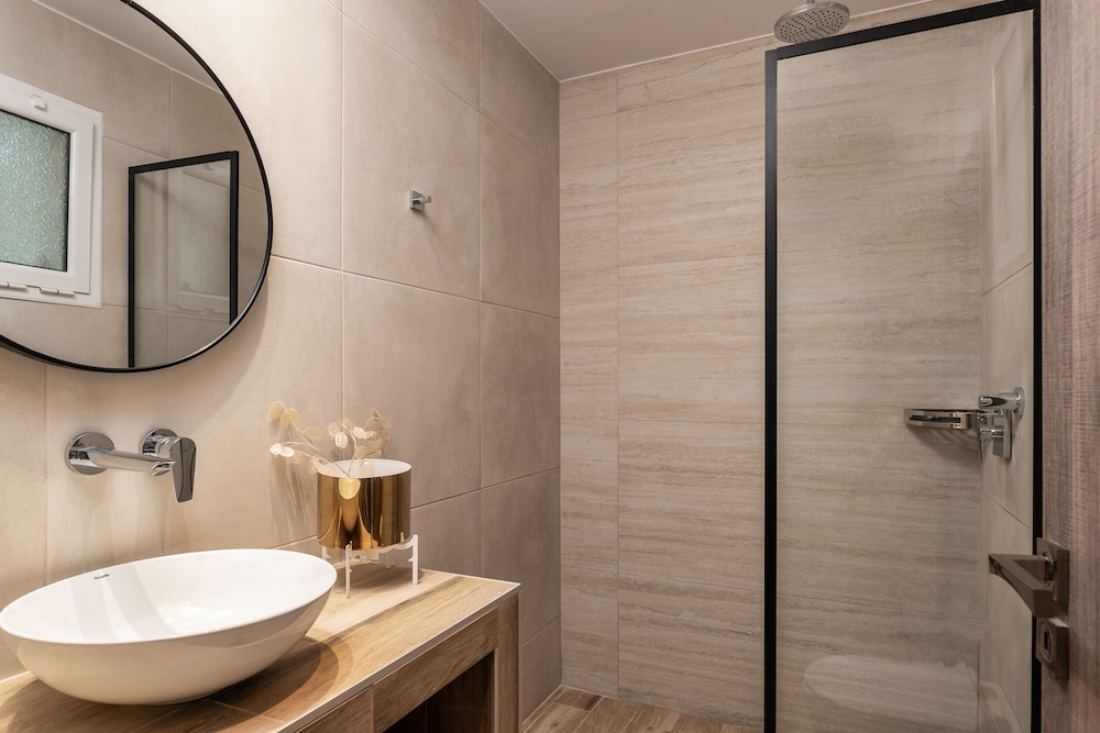 Standard Double Room - Photo 11