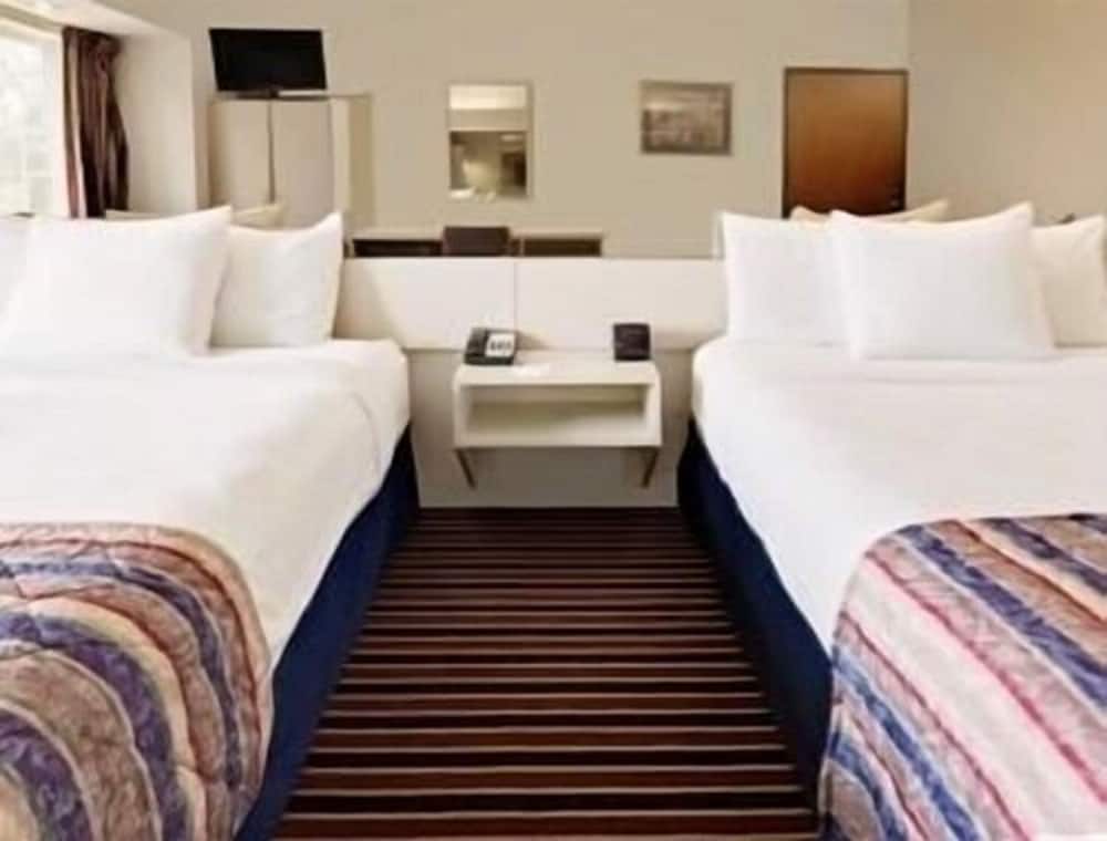Room, 2 Queen Beds, Non Smoking (Pet Friendly) - Photo 3