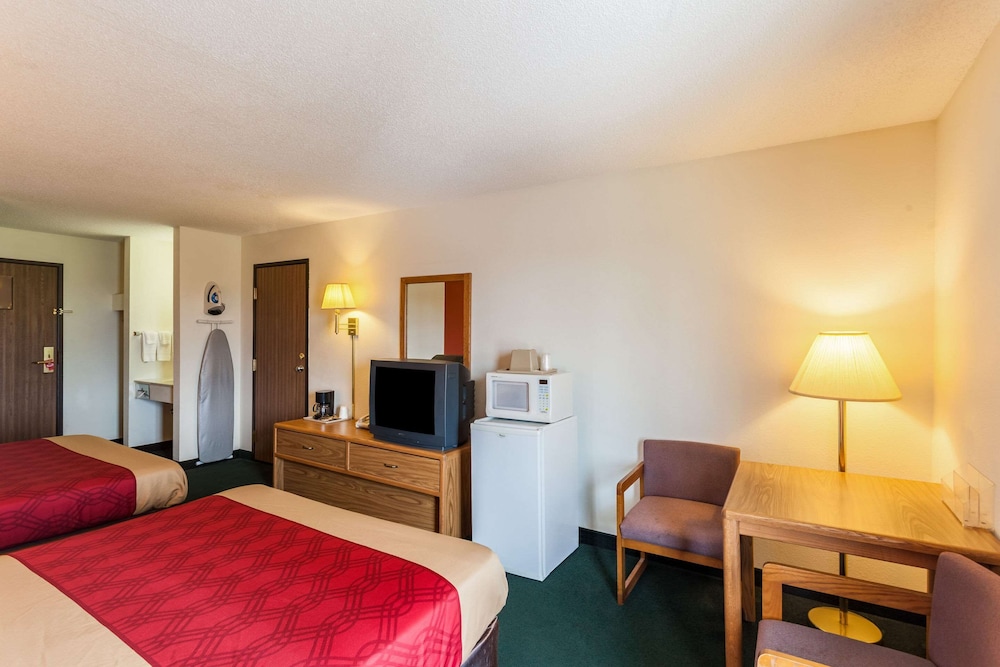 Standard Room, 2 Queen Beds, Non Smoking - Photo 23