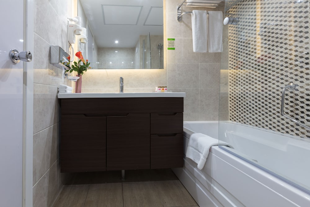 Business Room, 1 King Bed, Non Smoking (Newly Refurnished) - Photo 7