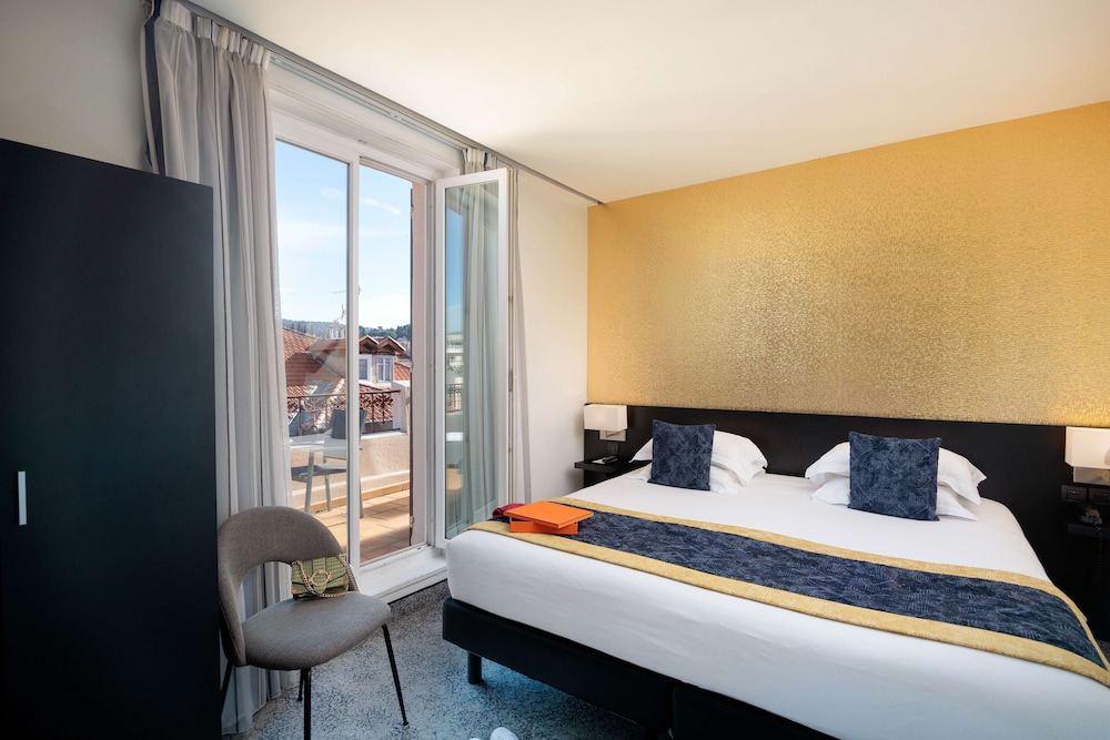 Deluxe Room, 1 King Bed, Non Smoking, Terrace - Photo 12