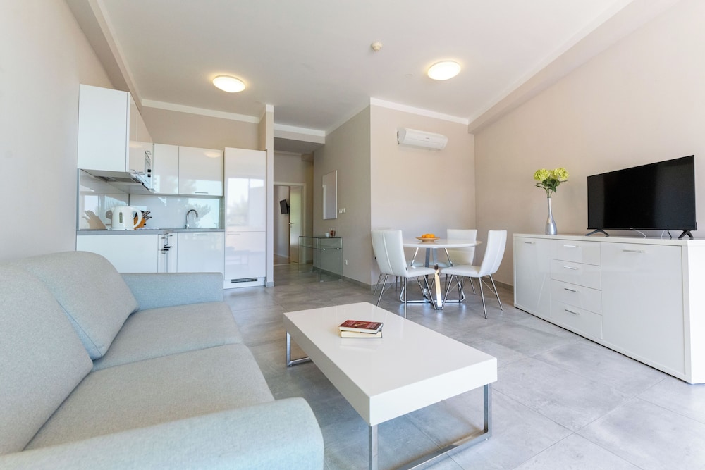 Family Apartment, 2 Bedrooms, Balcony photo 2
