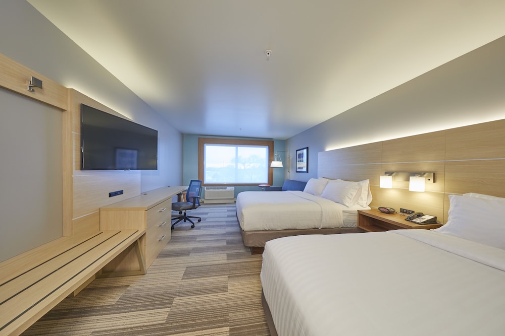 Suite, 2 Queen Beds, Accessible (Mobility, Accessible Tub) photo 2