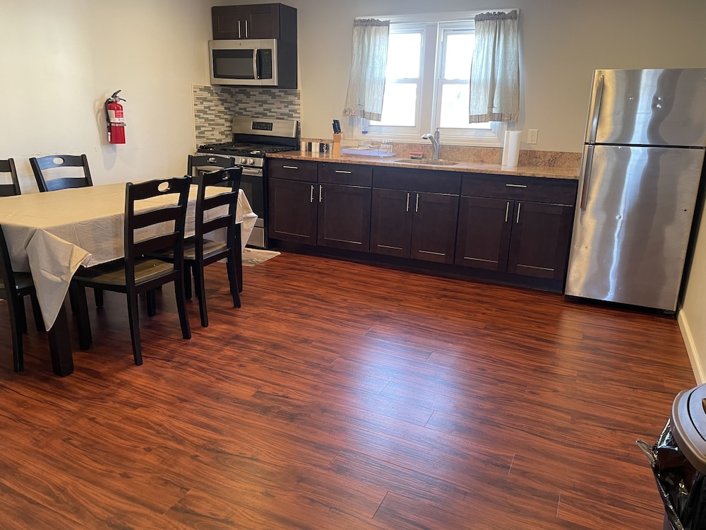 Newly Renovated 4 Bedroom Apartment - Photo 13