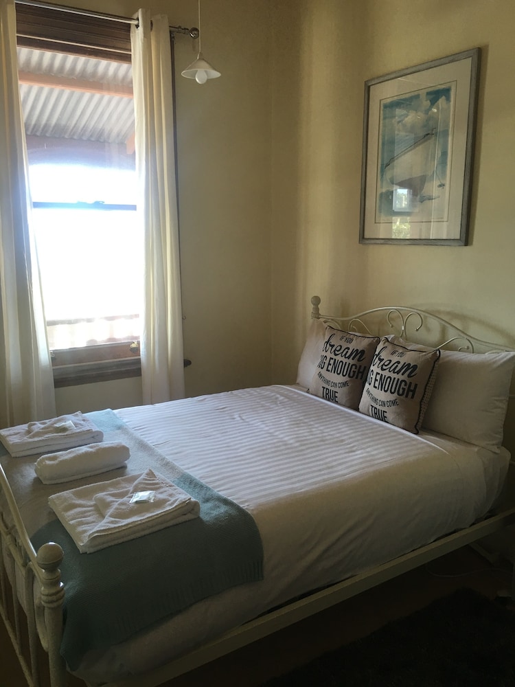 Basic Twin Room, Shared Bathroom photo 1