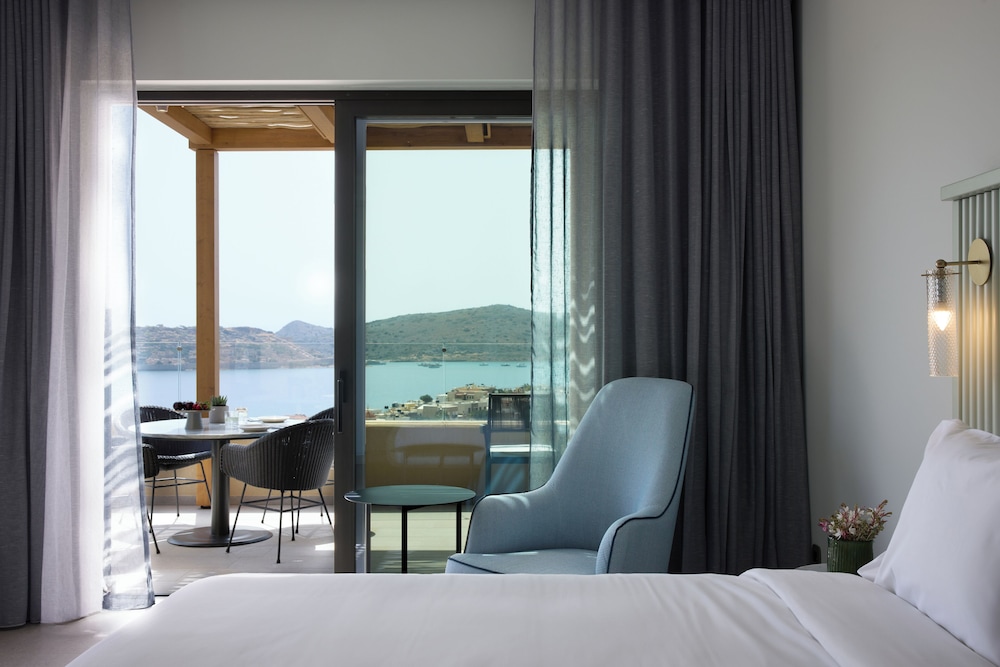 Family Retreat with Private Pool - Sea View - Photo 3