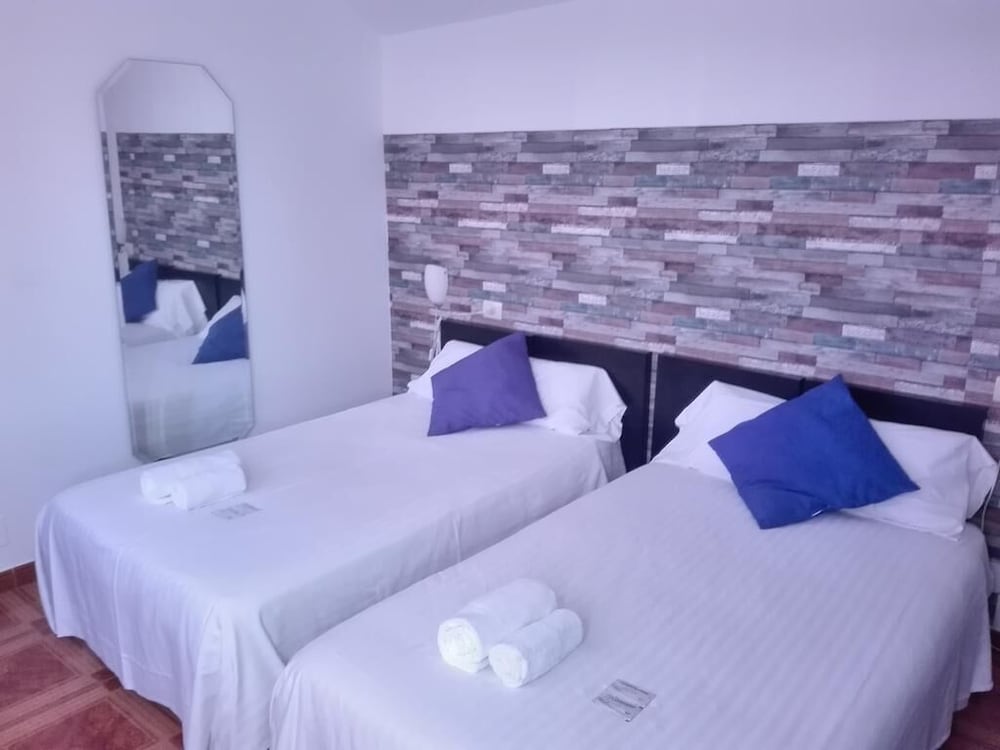 Basic Twin Room, Ensuite - Photo 3