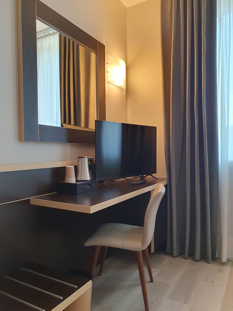 Deluxe Quadruple Room - Photo 11