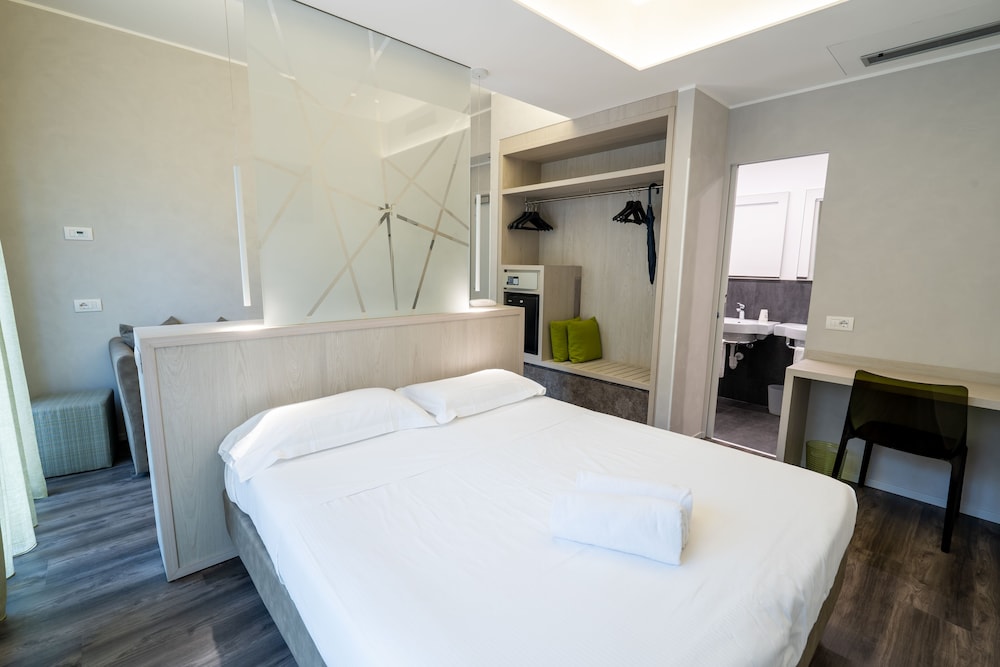 Deluxe Room thumbnail 6