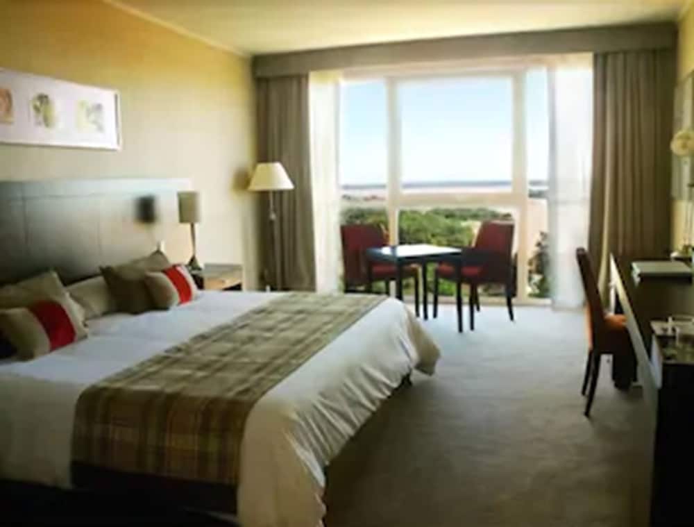 Suite, 1 King Bed, Non Smoking, Corner photo 2