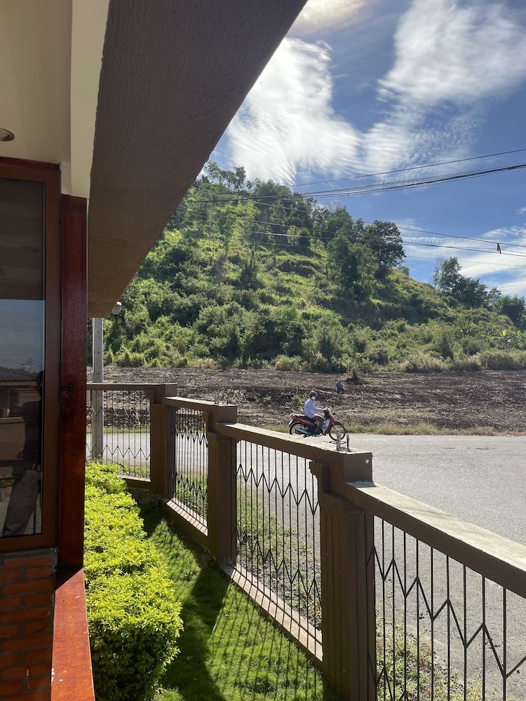 Lakeside View Bungalow photo 1