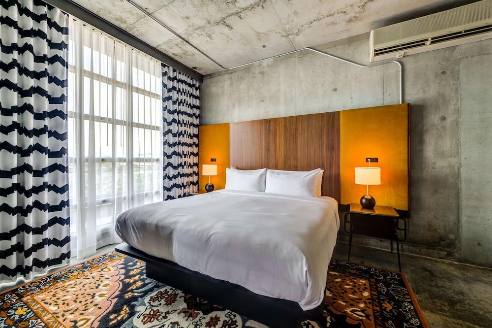 Suite, 1 King Bed, Accessible, Balcony (Hearing) - Photo 1