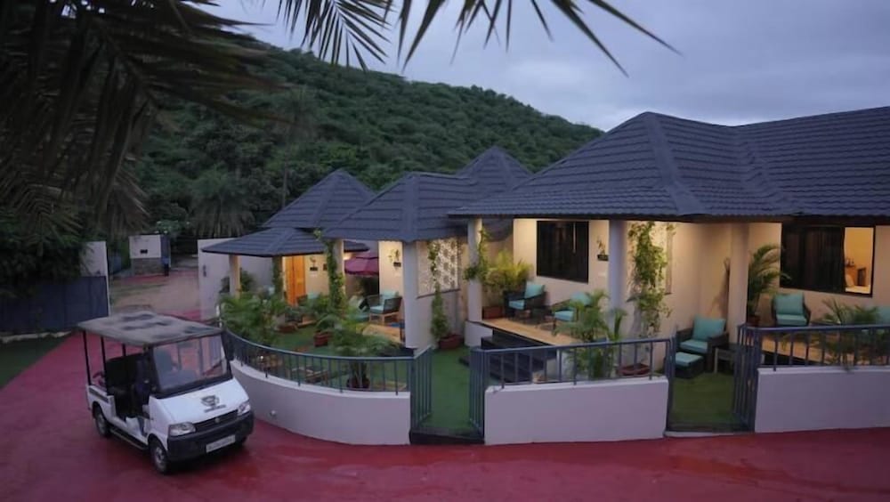 Round Cottage with Jacuzzi photo 1