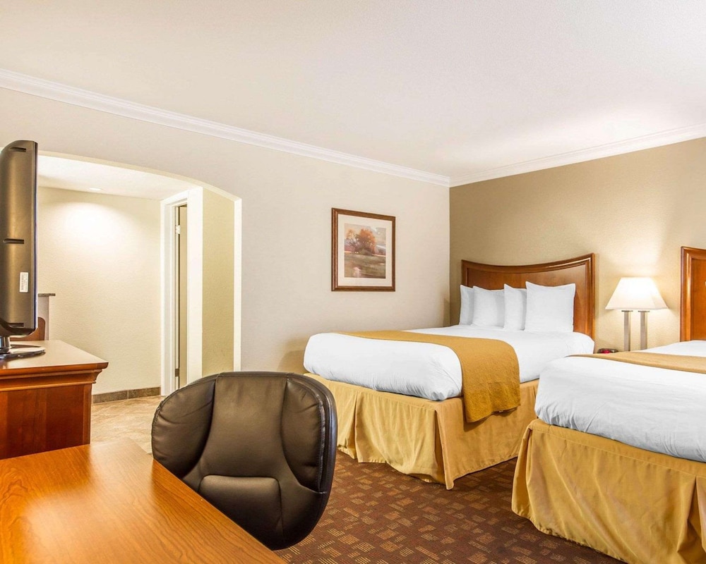 Standard Room, 2 Queen Beds, Non Smoking - Photo 2