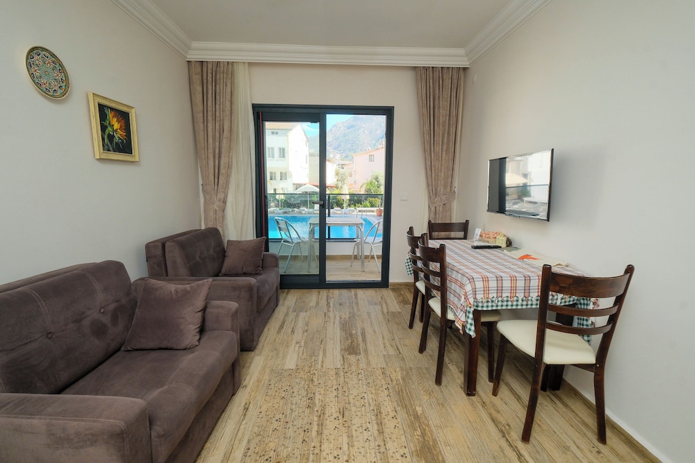 Junior Apartment, Kitchen, Pool View