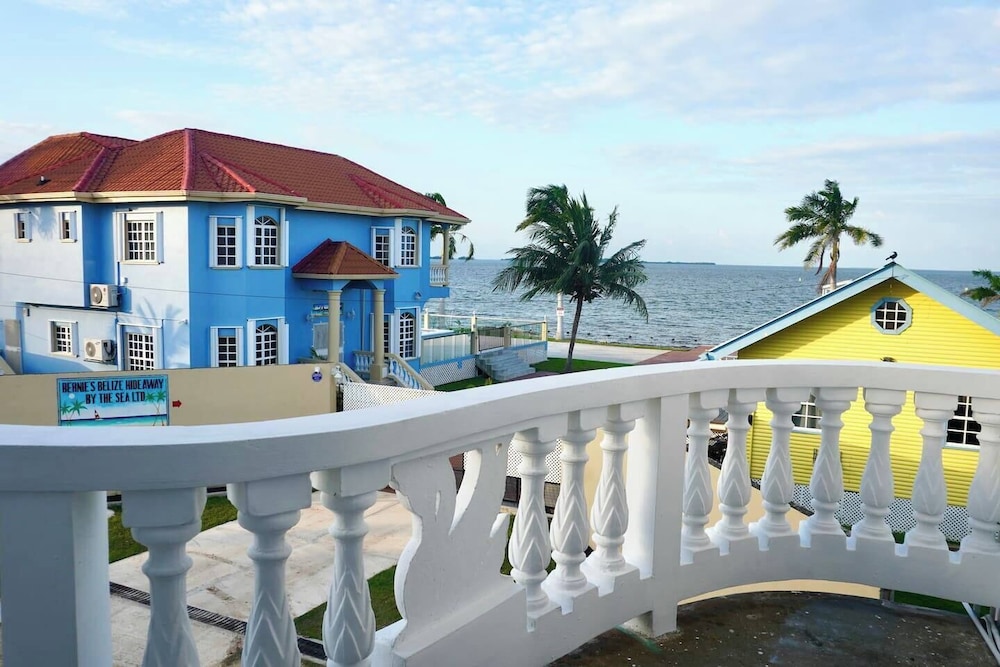 Business Studio, 1 Queen Bed, Balcony, Sea View photo 2