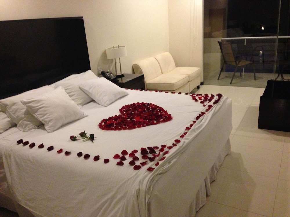 Executive Suite, 1 King Bed, Pool View photo 1