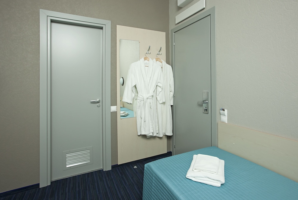 Standard Twin Room (24 часа/hours)