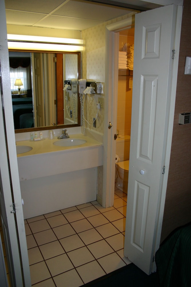 Standard Room, Multiple Beds, Non Smoking (2nd Floor) photo 2