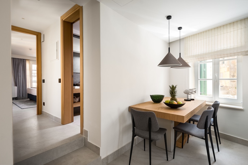 Executive Suite - Photo 7