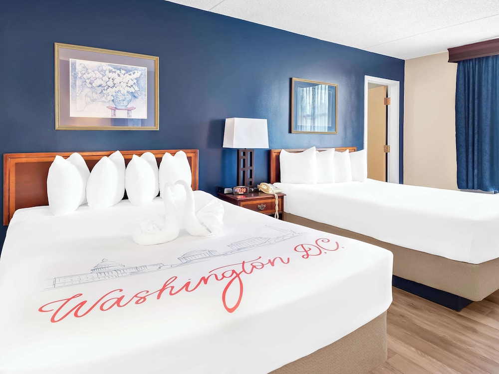 Suite, 2 Queen Beds, Non Smoking, Refrigerator (Larger Room) - Photo 2