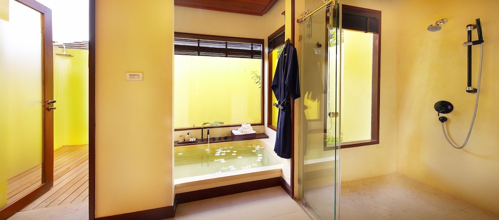 Deluxe Room - Photo 11