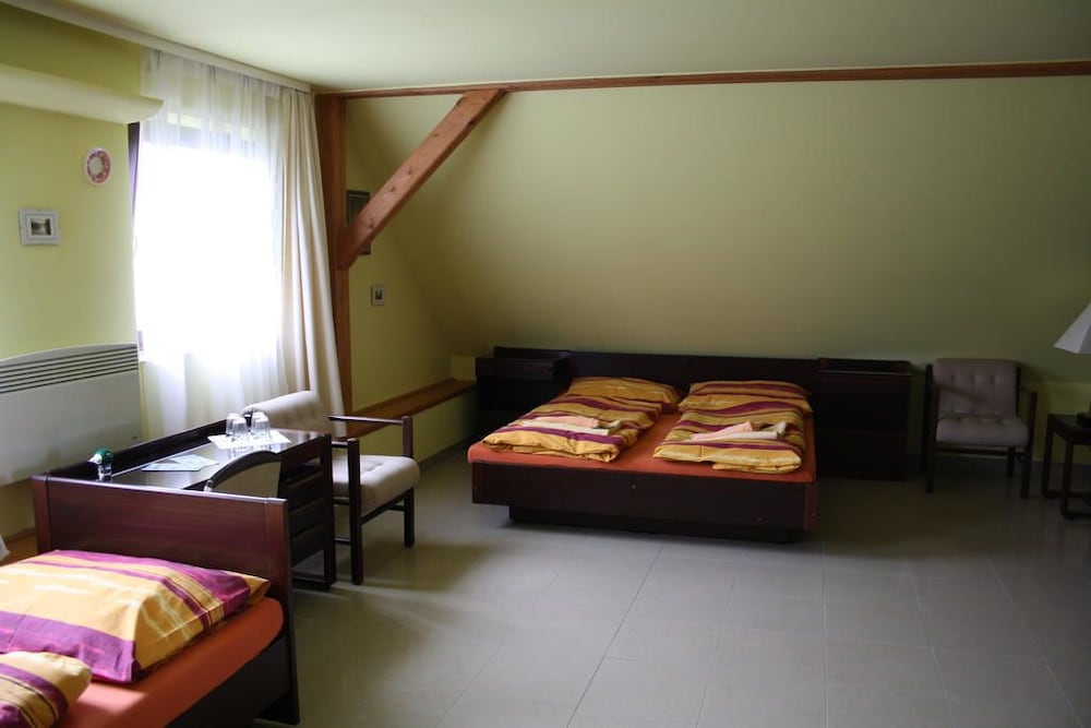 Classic Room, Multiple Beds photo 2