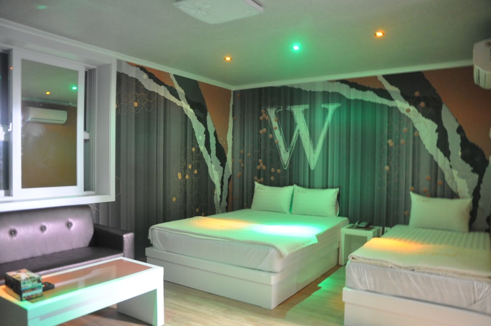 Twin Room - Extra person charge 10,000 KRW on site more than 2 people