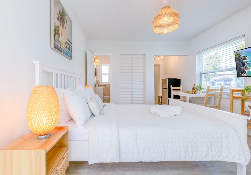 Standard Studio Suite, 1 Queen Bed photo 2