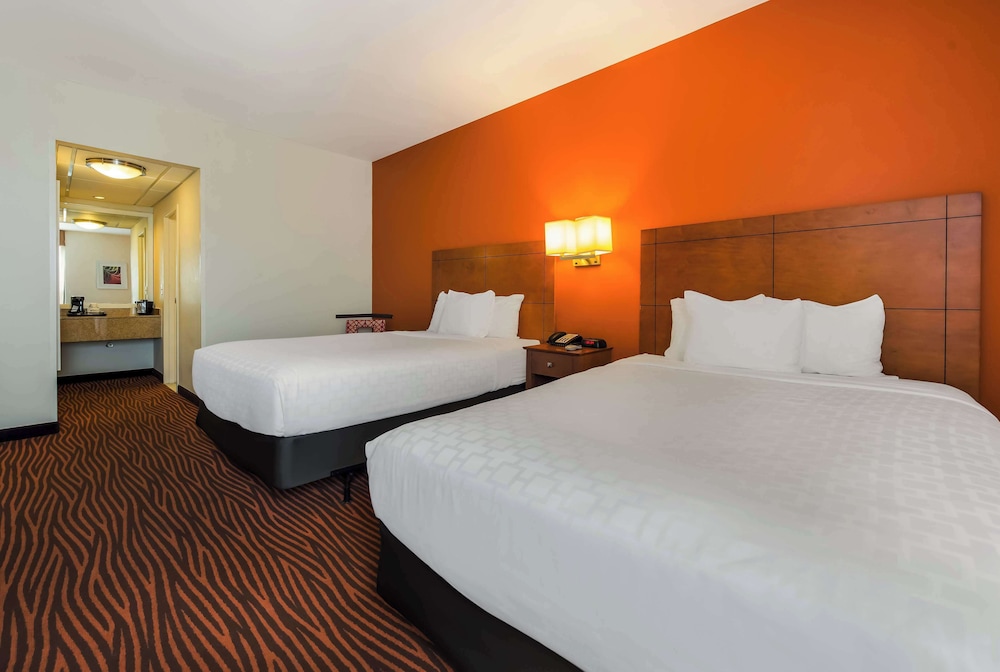 Standard Room, 2 Queen Beds, Non Smoking, Microwave - Photo 3
