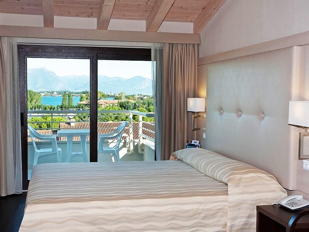 Suite, Lake View photo 3