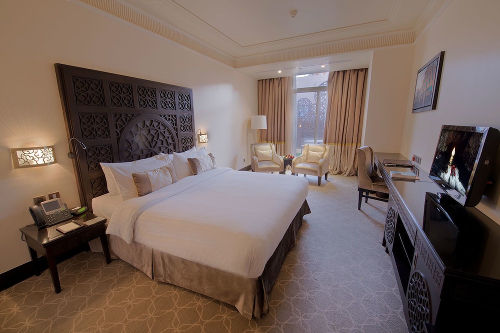Deluxe Room, 1 King Bed photo 1