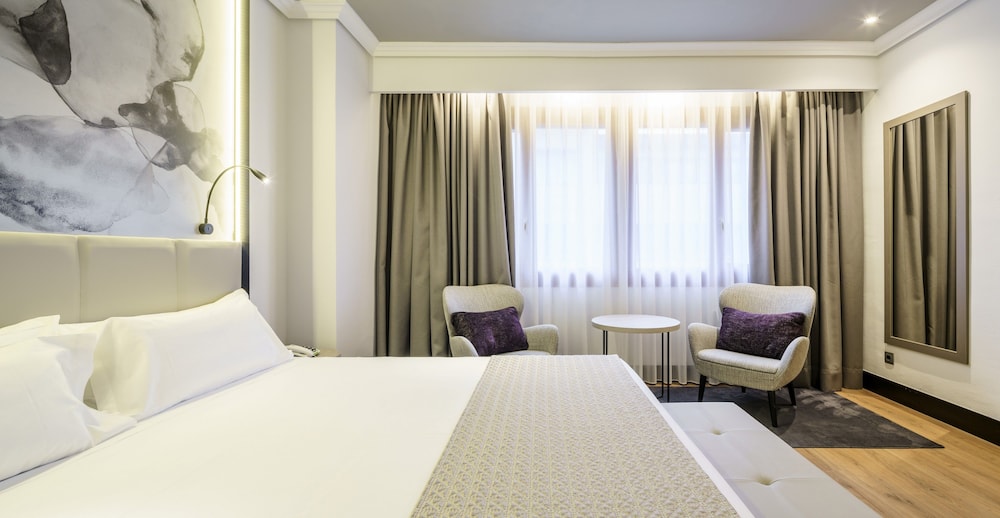 Junior Suite, 1 Queen Bed with Sofa bed - Photo 5