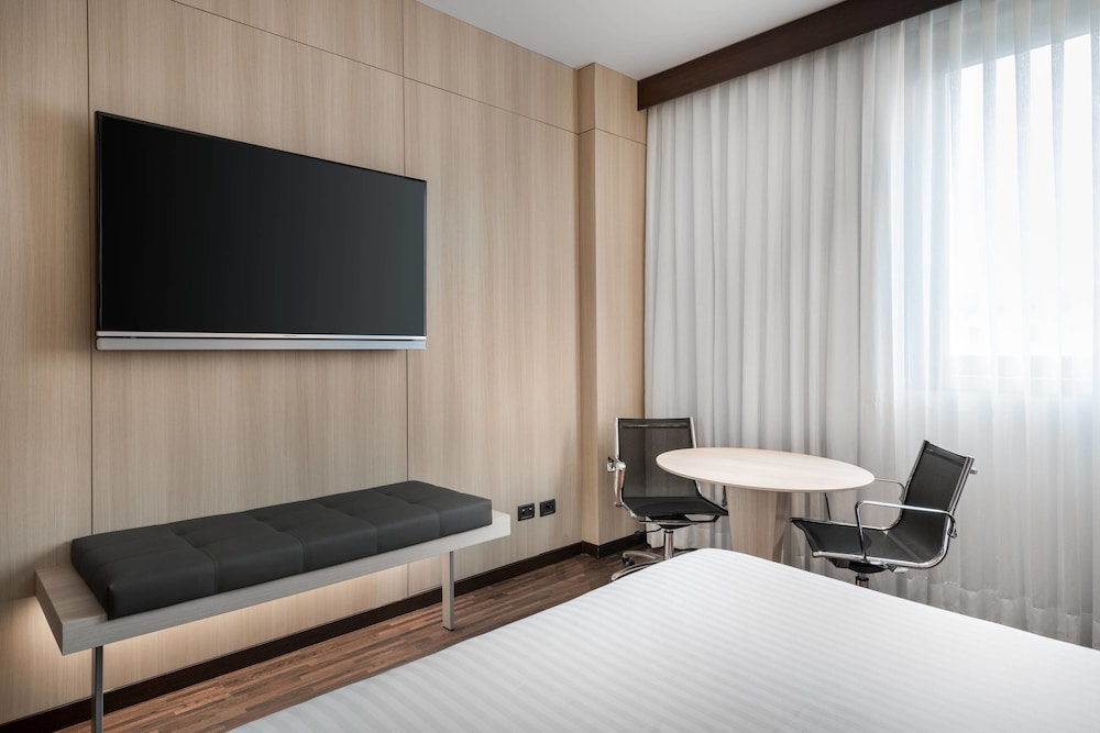 Standard Room, 1 Queen Bed thumbnail 5