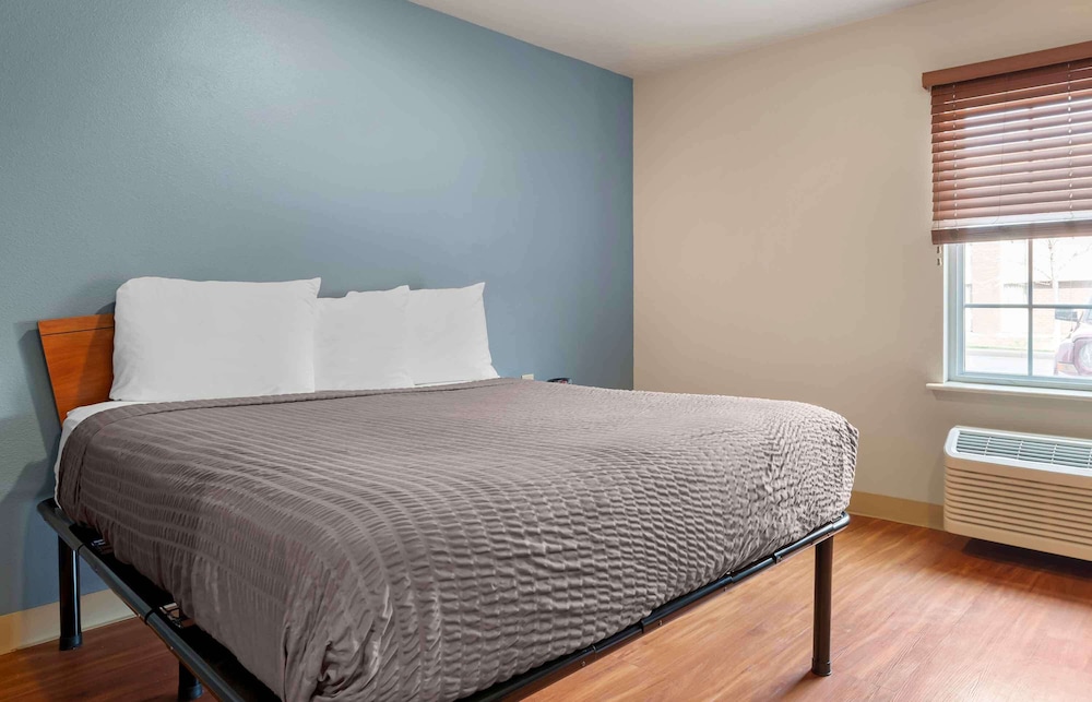 Standard Studio, 1 Queen Bed, Non Smoking, Refrigerator & Microwave photo 2