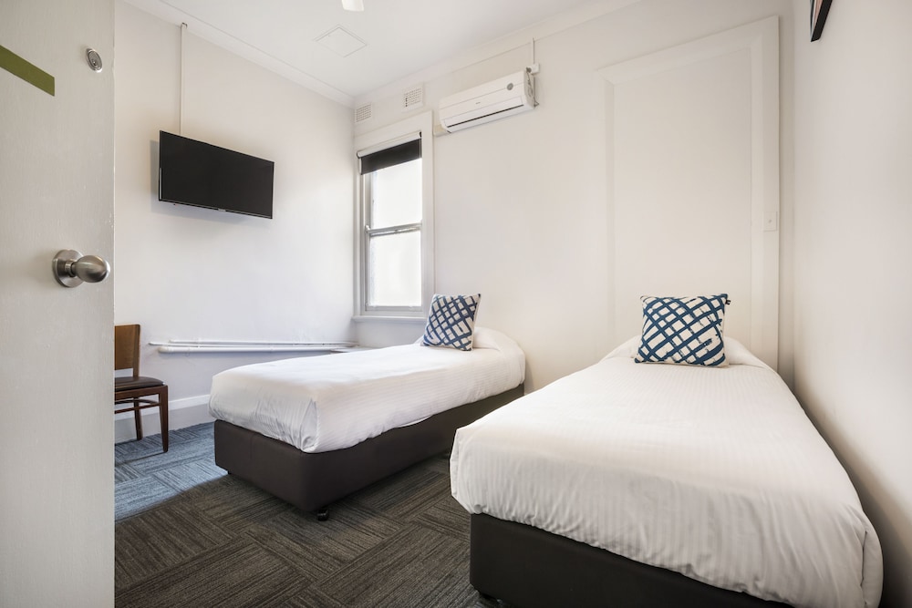 Economy Twin Room, 2 Twin Beds, Shared Bathroom photo 3